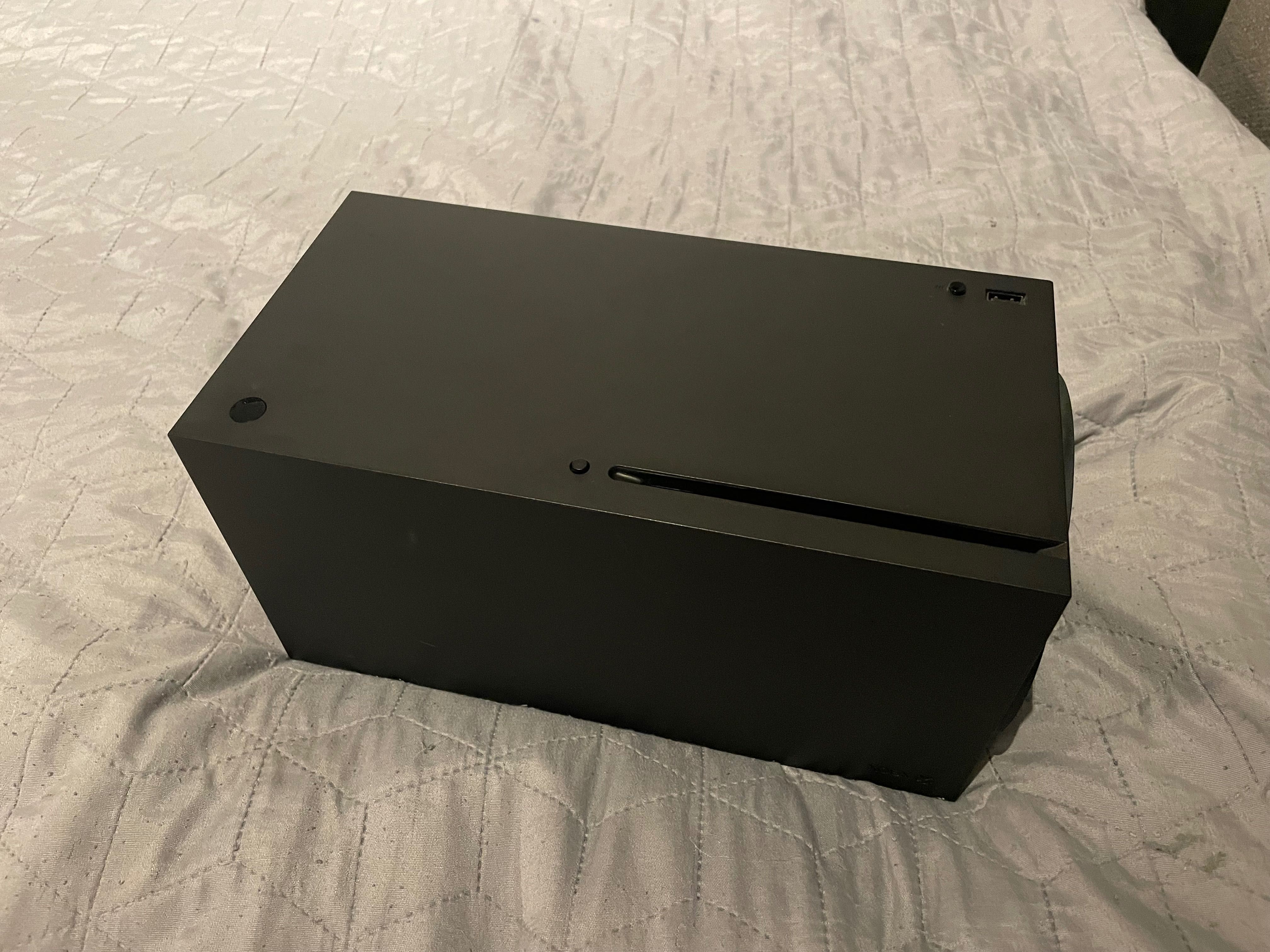 Xbox series X 1TB SSD + 2 pady + 3 gry i stacja do ładowania padów