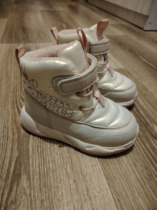 Зимові черевики для дівчинки