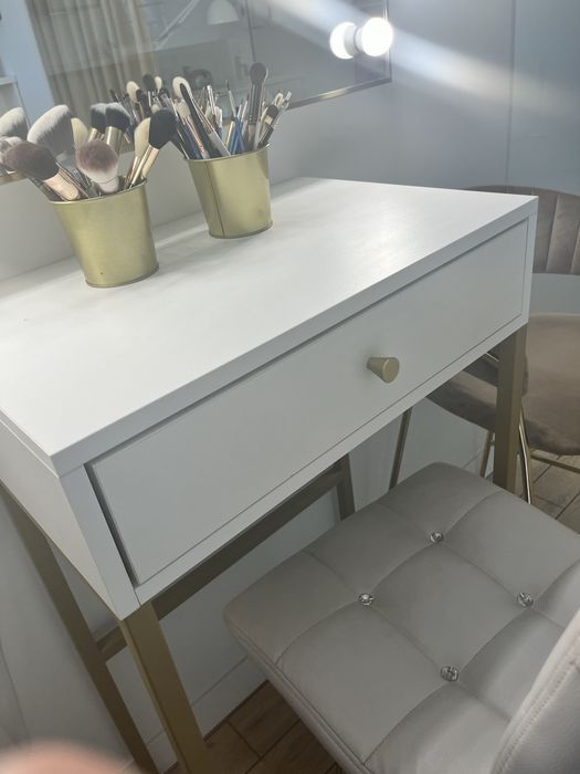 Toaletka kosmetyczna do wizażu złota