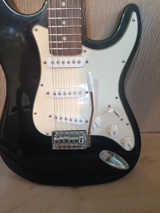 Guitarra eléctrica Stratocaster Zipy negra+funda
