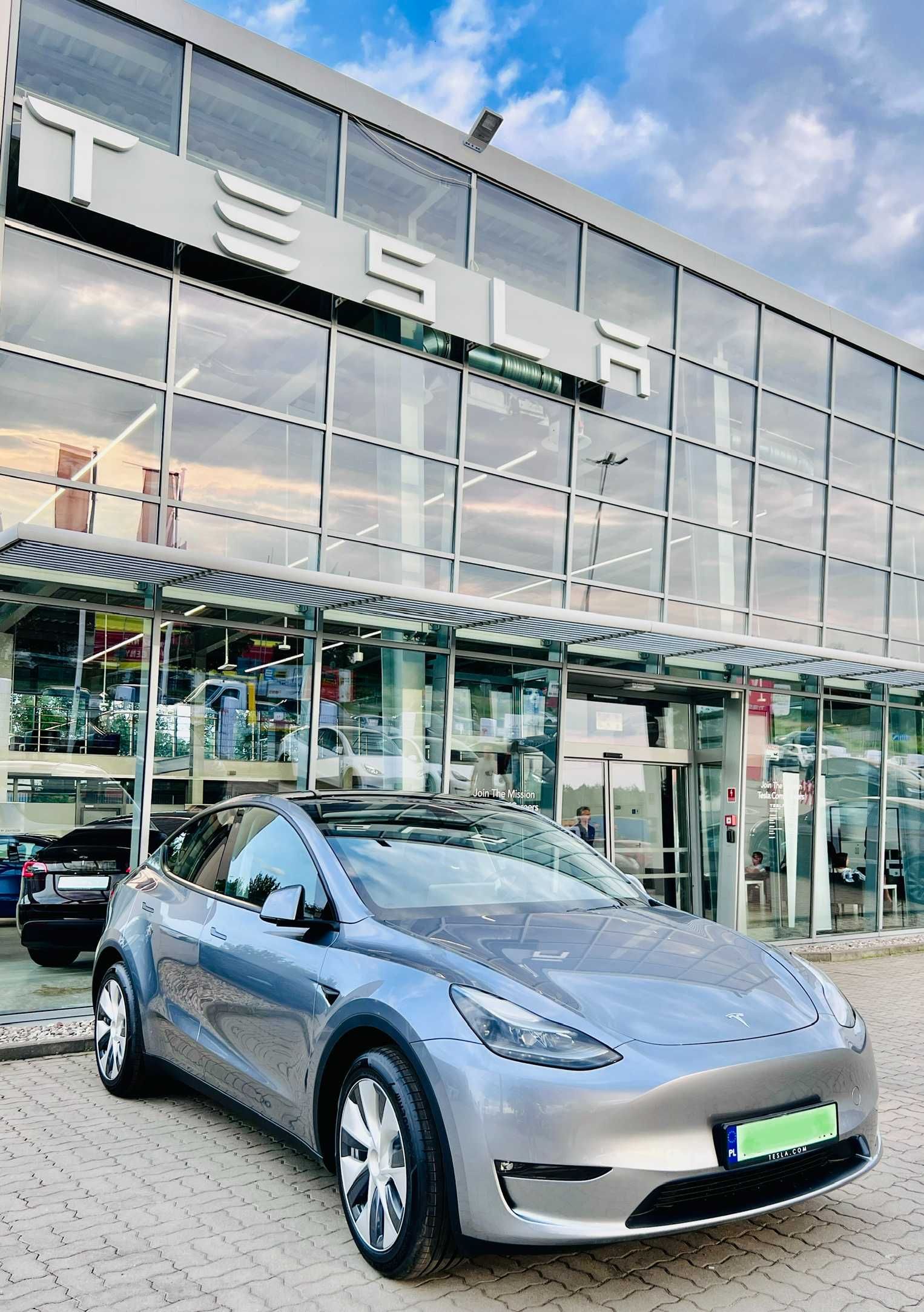 Wynajem samochodu Tesla Model Y Long Range z Boost. Od 250 zł. Wrocław