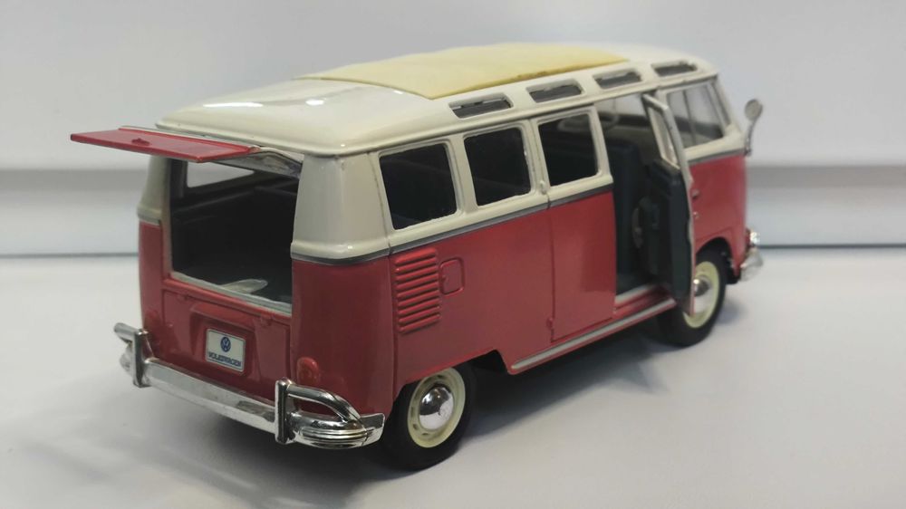 Модель, машинка Volkswagen Van Samba 1.24 Maisto Red