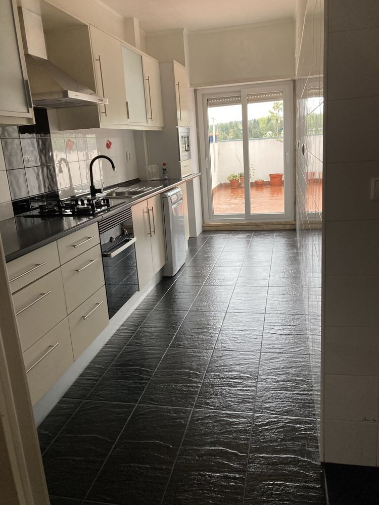 Arrenda-se apartamento t1 com terraço junto ao metro da Pontinha