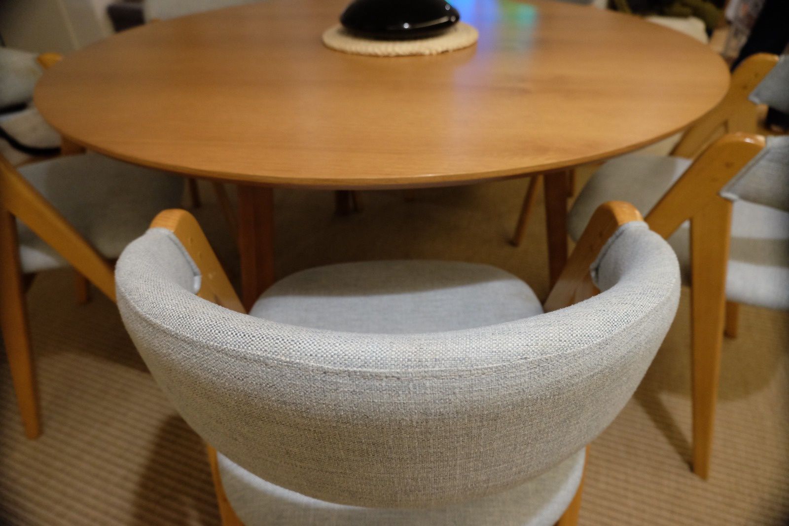 Mesa em madeira carvalho com cadeiras