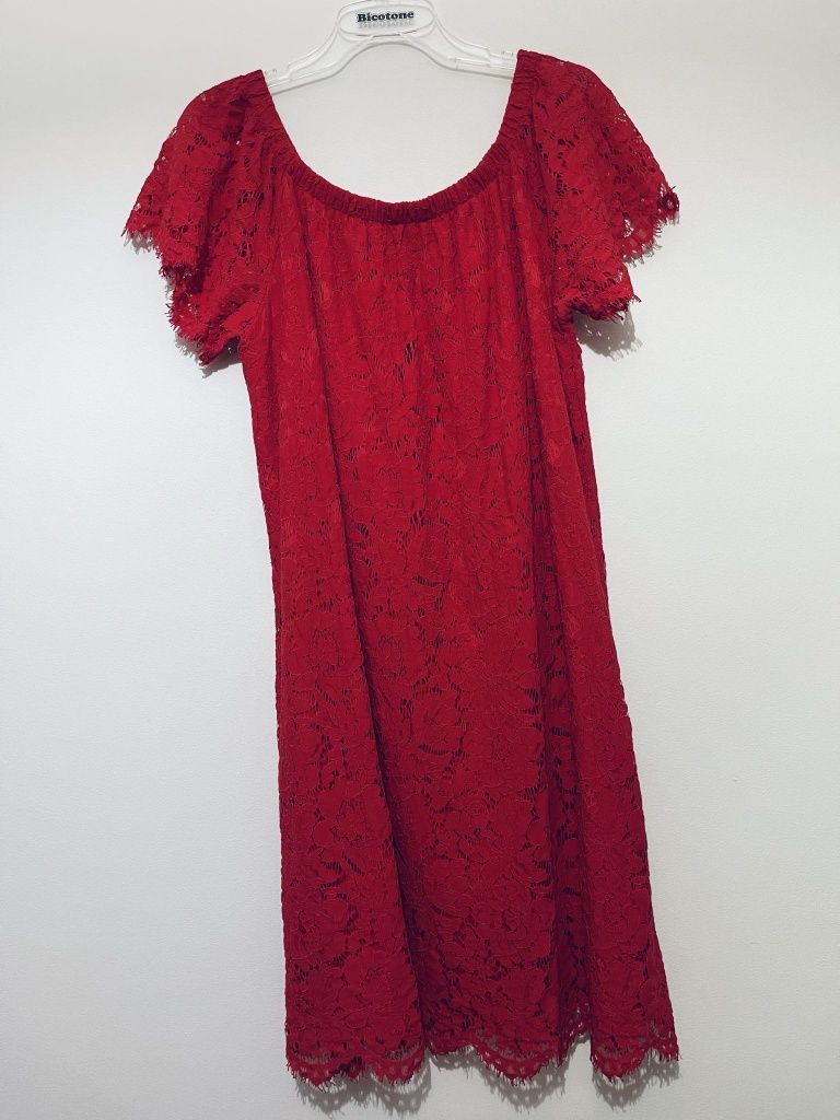 Czerwona sukienka koronkowa