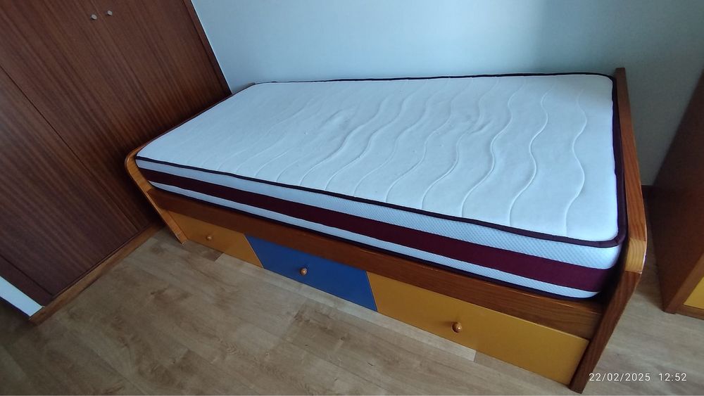 Cama dupla, colchão e móvel