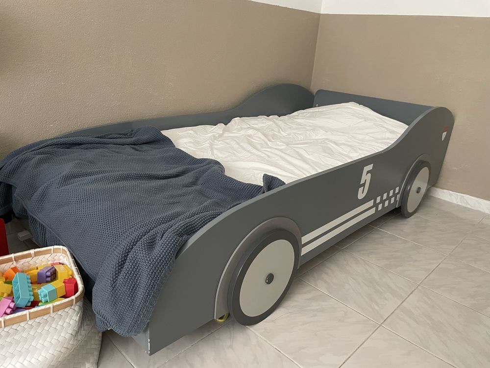 Cama infantil em forma de carro retro vertbaudet