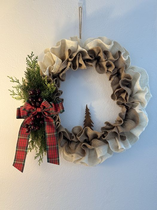 Jutowy wianek na drzwi lub na kominek, komode.