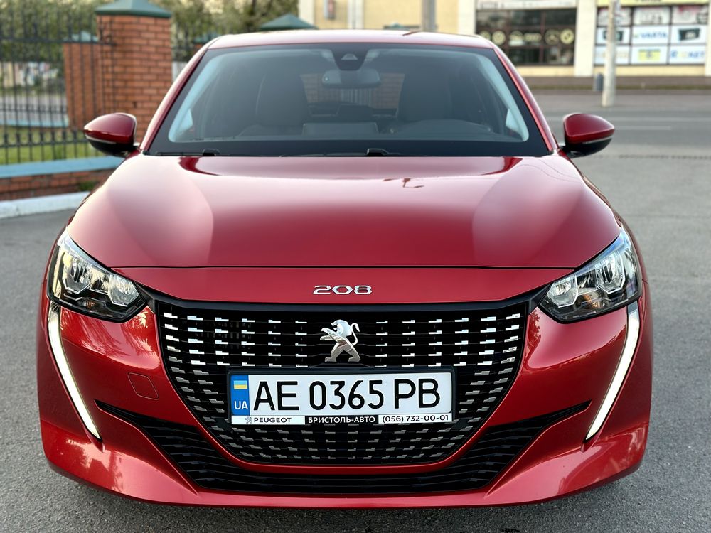 Peugeot 208 , 2021 на гарантии , 1.2 бензин , автомат , 45 тыс.км.