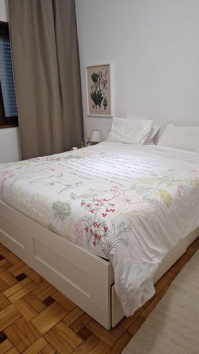 Cama queen Ikea com 4 gavetões  excelente estado (com colchão)