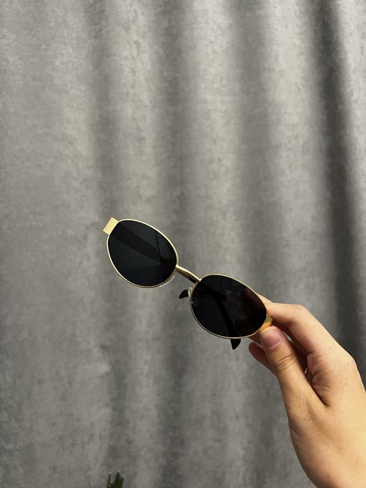 Сонцезахисні окуляри з золотою оправою