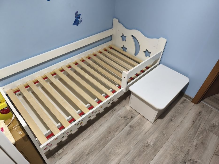 Łóżko dziecięce 160x80, stolik, krzesełka, skrzynia-stan bdb