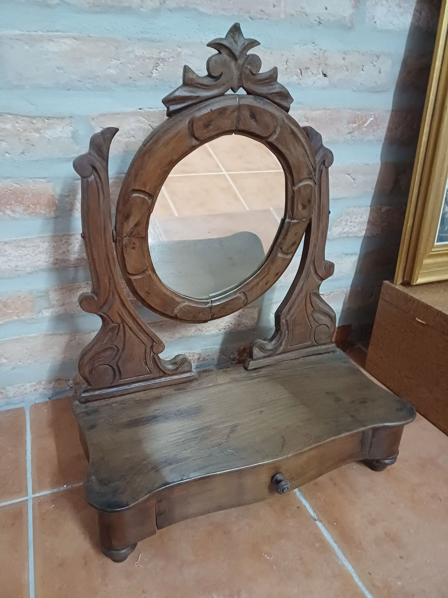 Tocador antigo com espelho e gaveta
