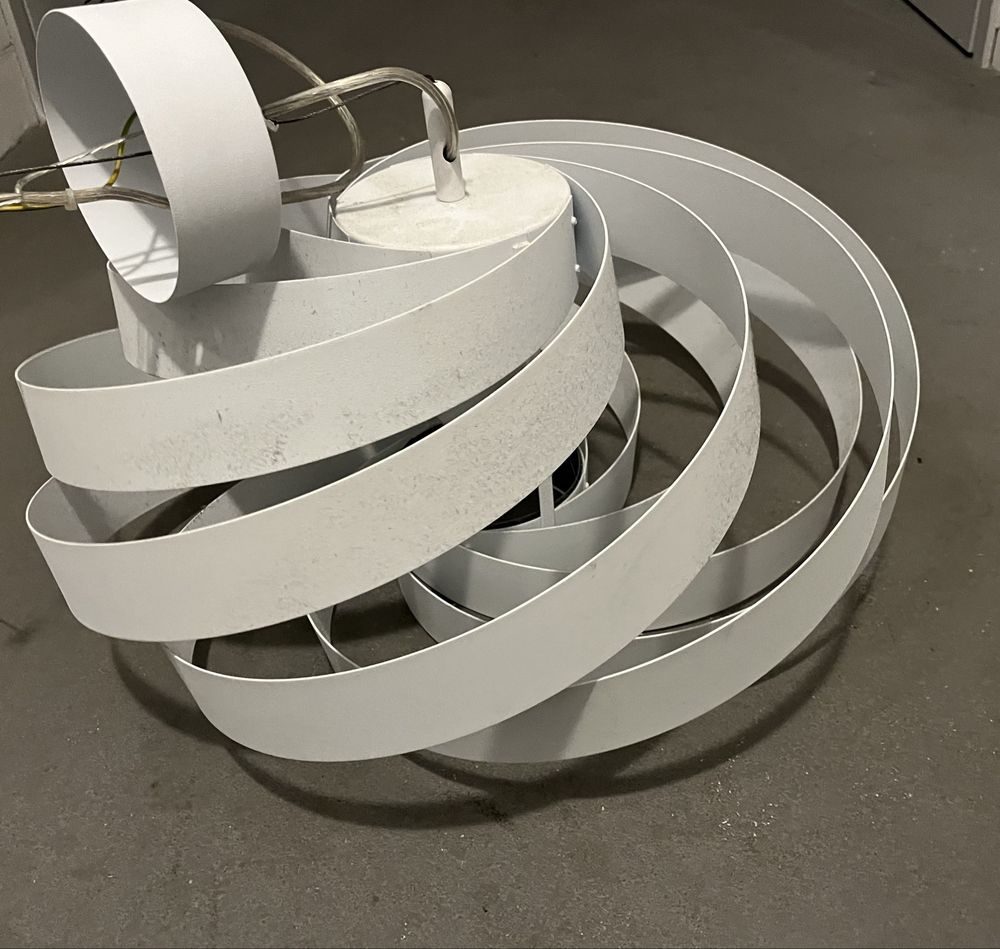 Lampa sufitowa zakrecona nowoczesne wzornnictwo spirale
