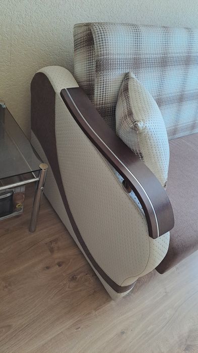 Kanapa rozkładana z pojemnikiem.