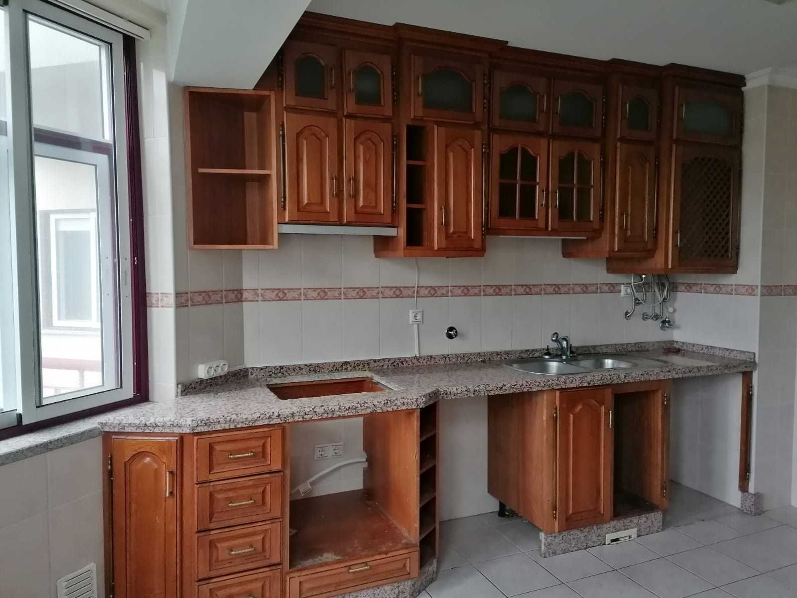 Vendo cozinha em madeira de castanho