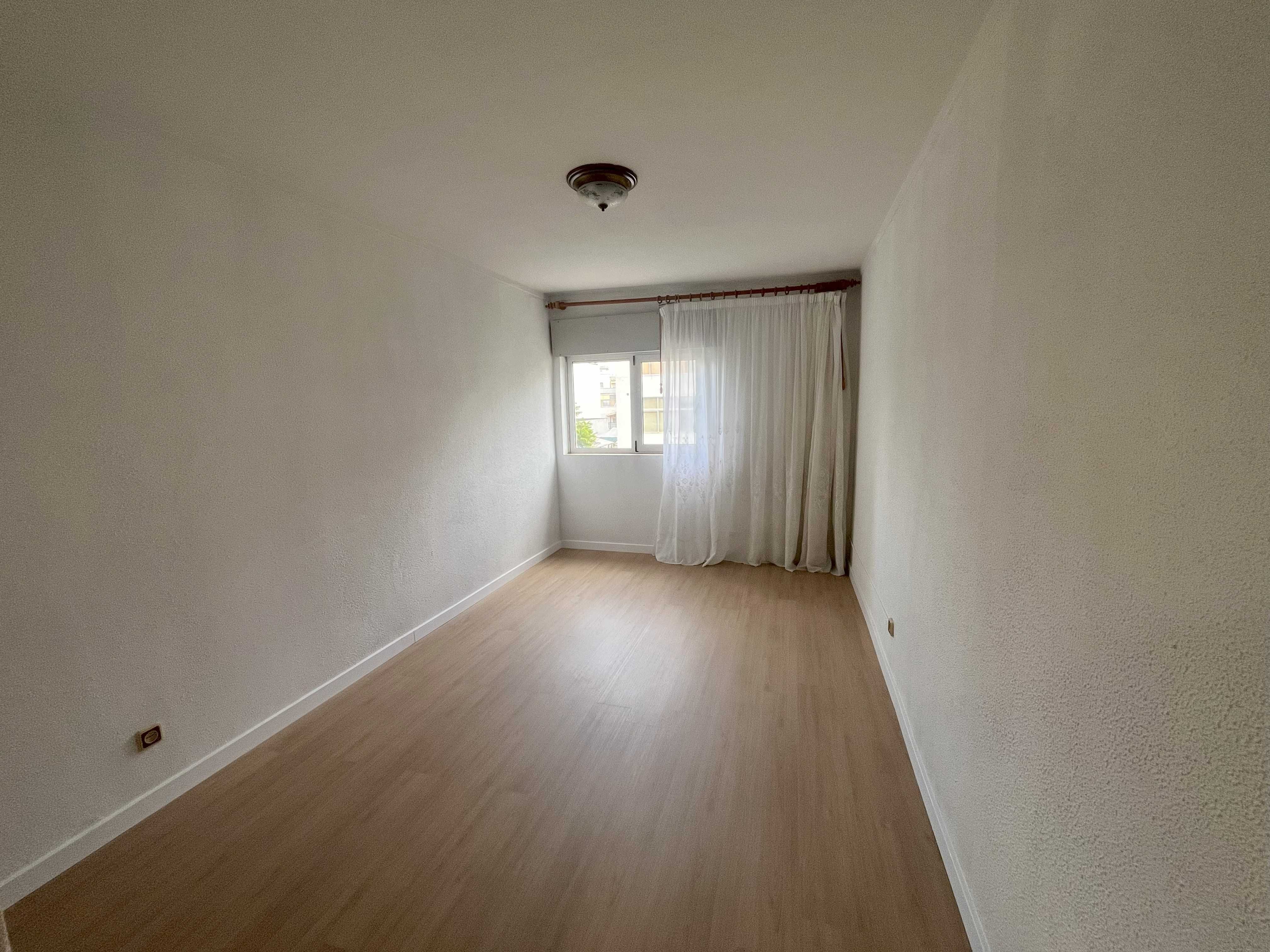T4 renovado no centro de Faro, 1.º andar com elevador