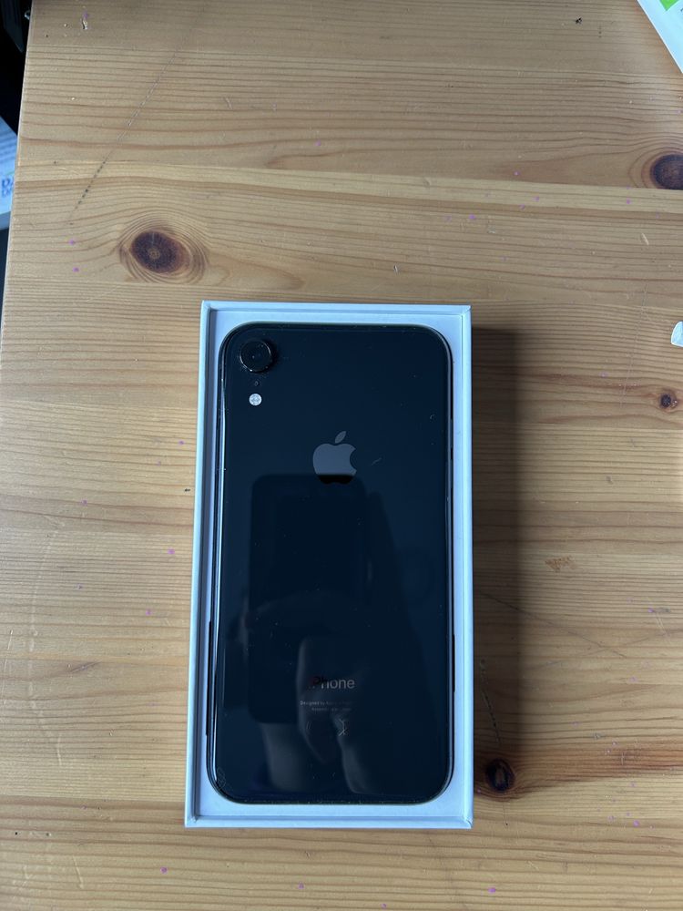 Apple iPhone Xr z pudelkiem