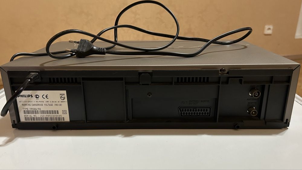 Видеомагнитофон Philips VR 588