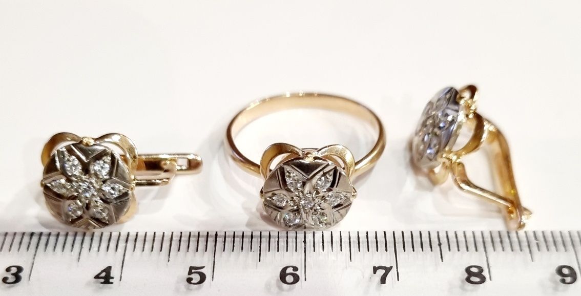 Золотые серьги и кольцо с бриллиантами. ct 0,42