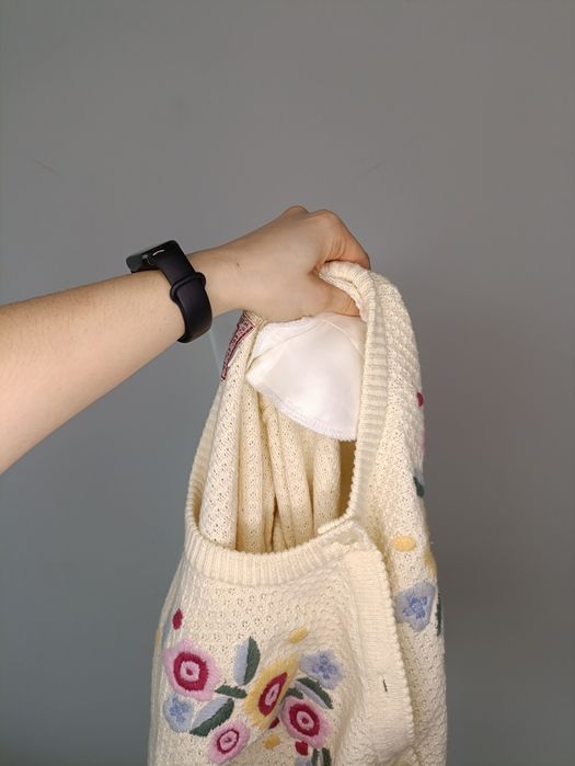 Przepiękny kardigan zapinany na guziki z wzorem kwiatowym