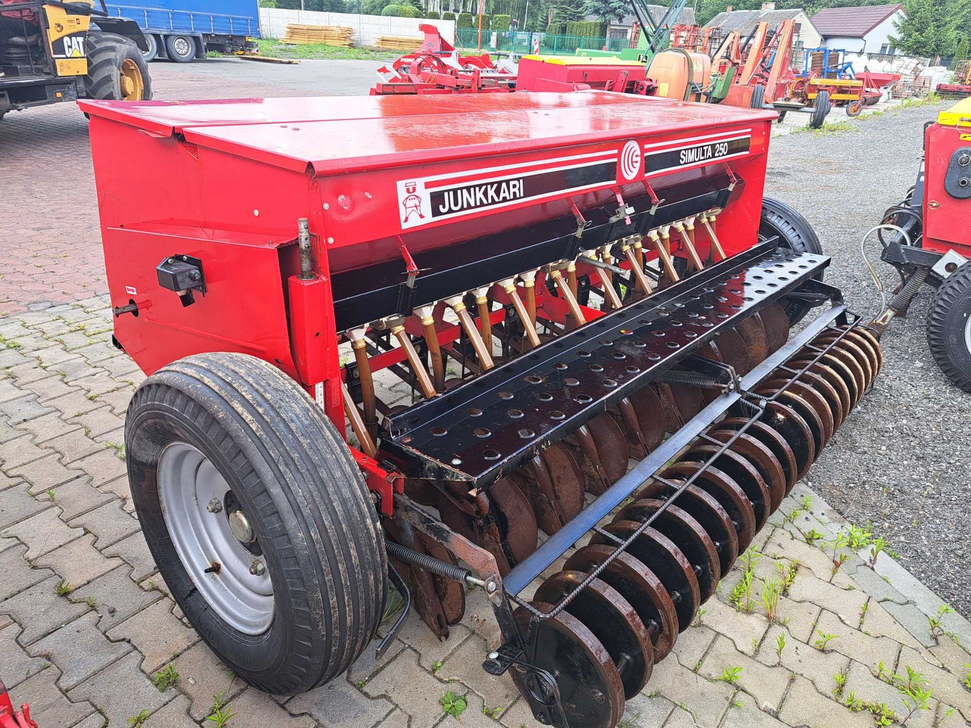Siewnik zbożowy talerzowy Junkkari Simulta 2500.