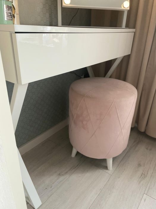 Toaletka do makijażu piękna, biała - stalowe nogi