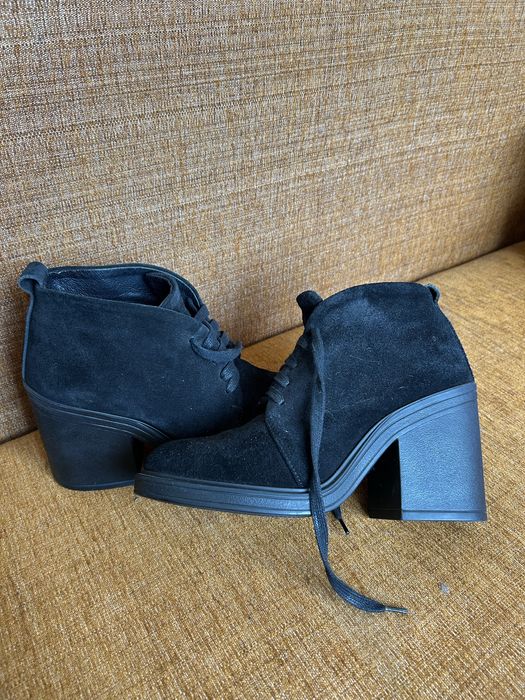 Нове жіноче взуття в ідеальному стані