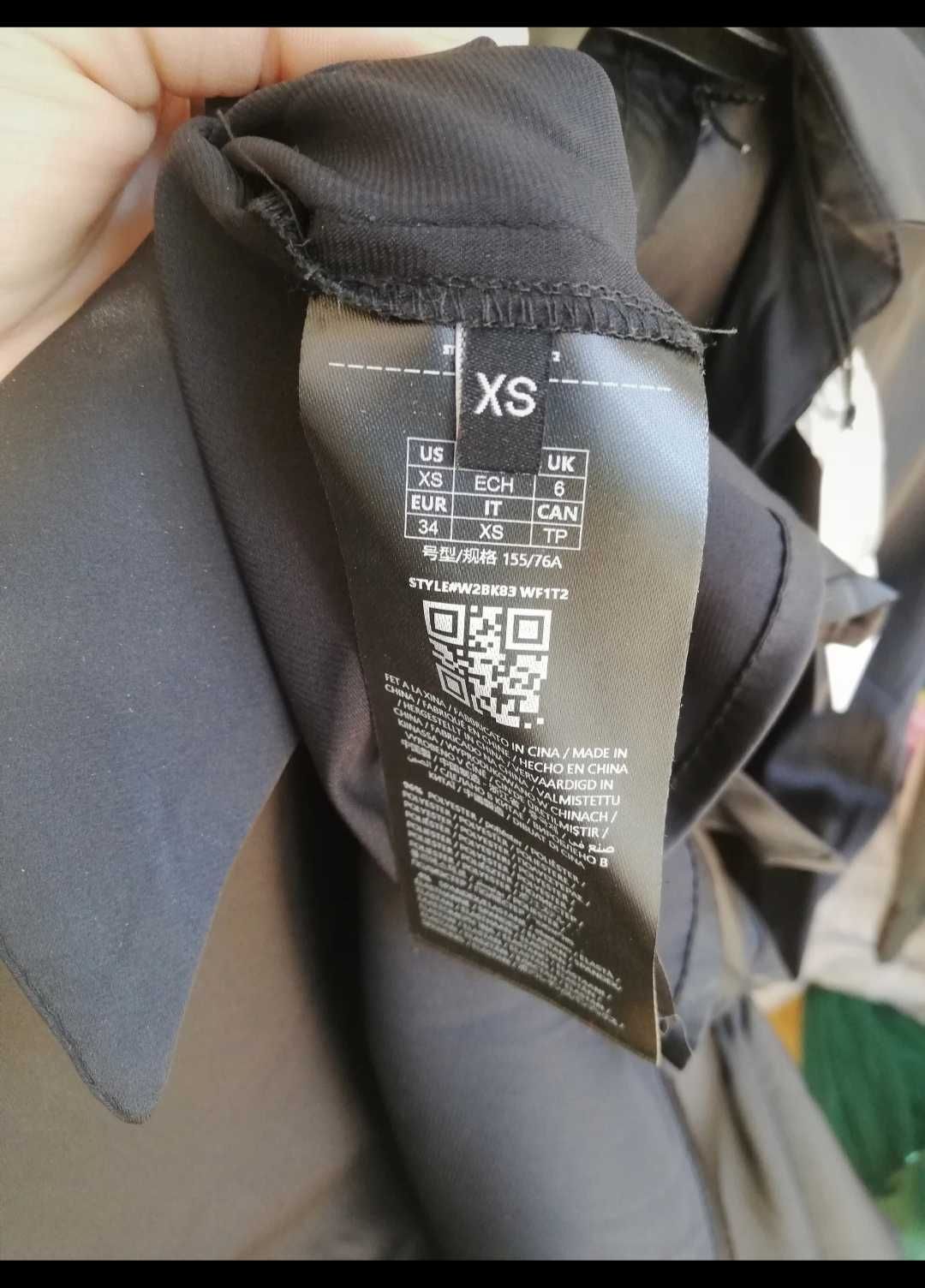 Sukienka satynowa Guess czarna rozmiar XS
