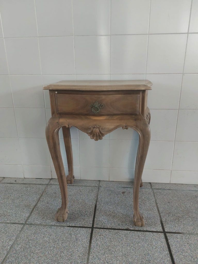 Mesa de Cabeceira em madeira vintage