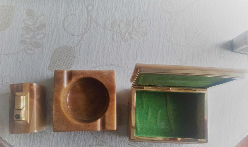 Conjunto cinzeiro, isqueiro e caixa.