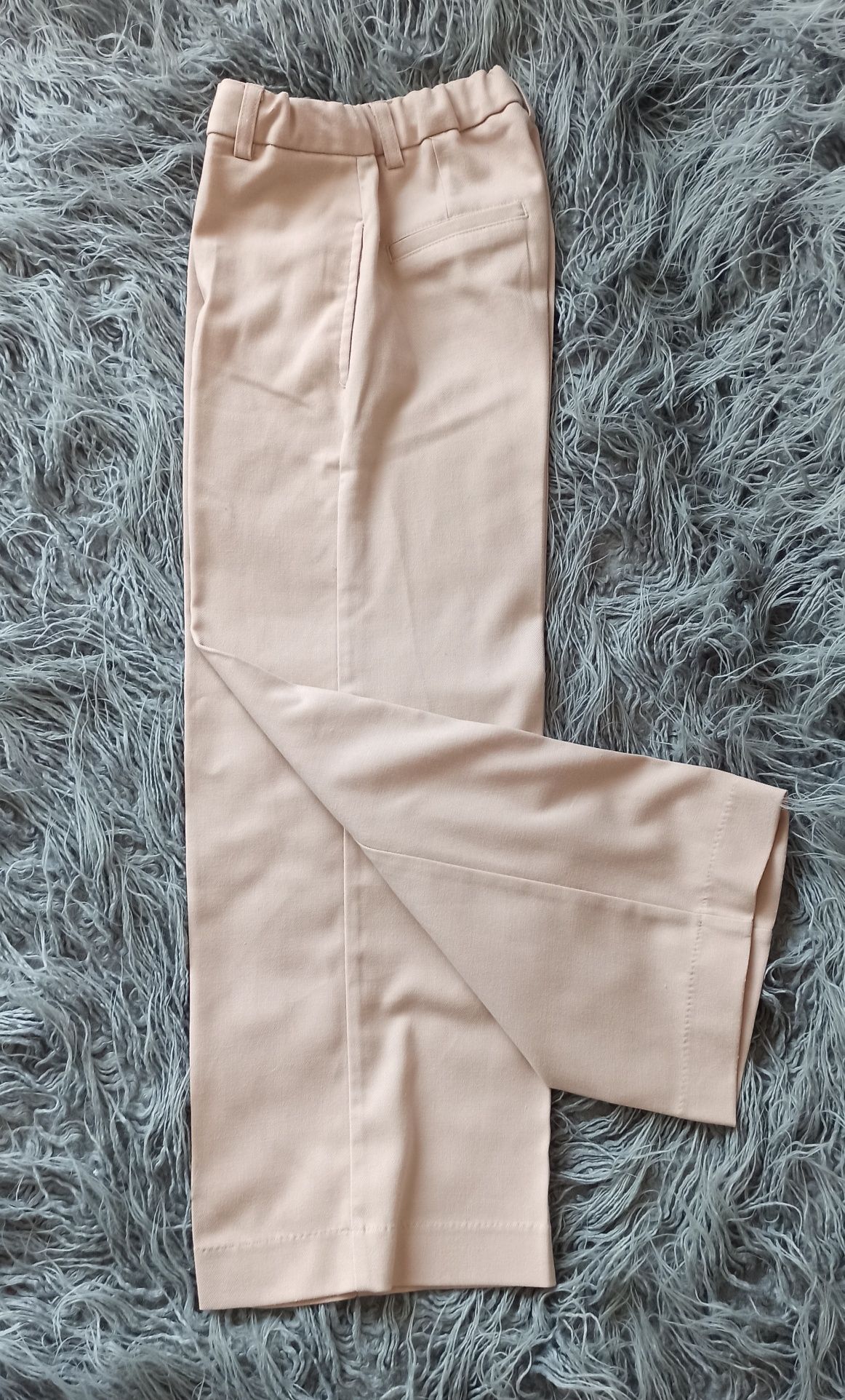 Nowe Reserved spodnie z kantem r.134