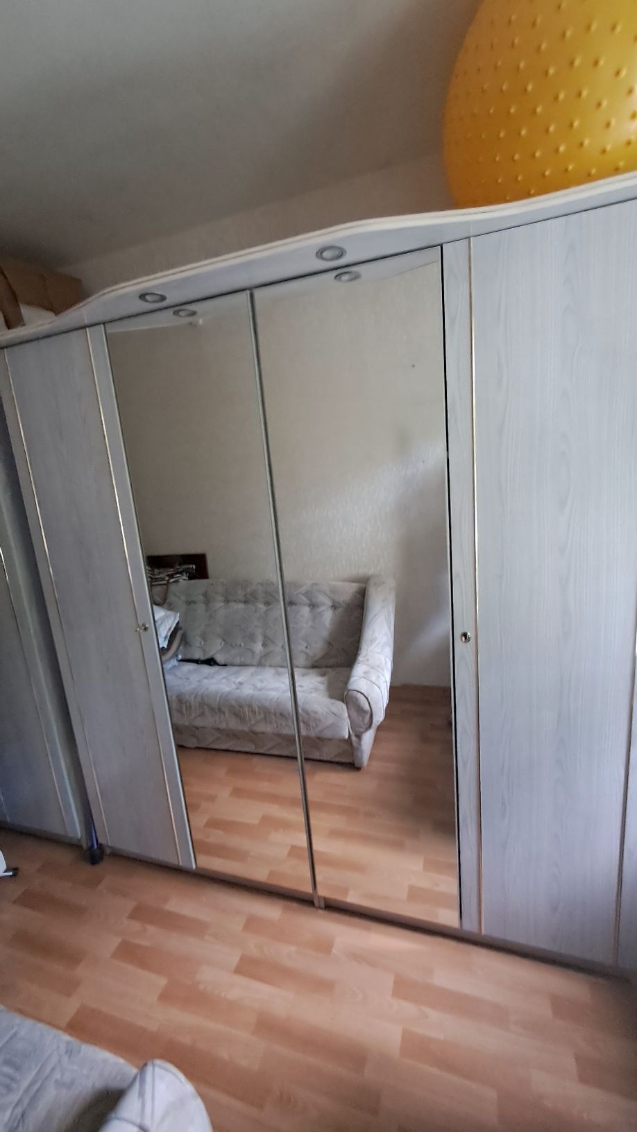 Szafa dwudrzwiona z lustrami