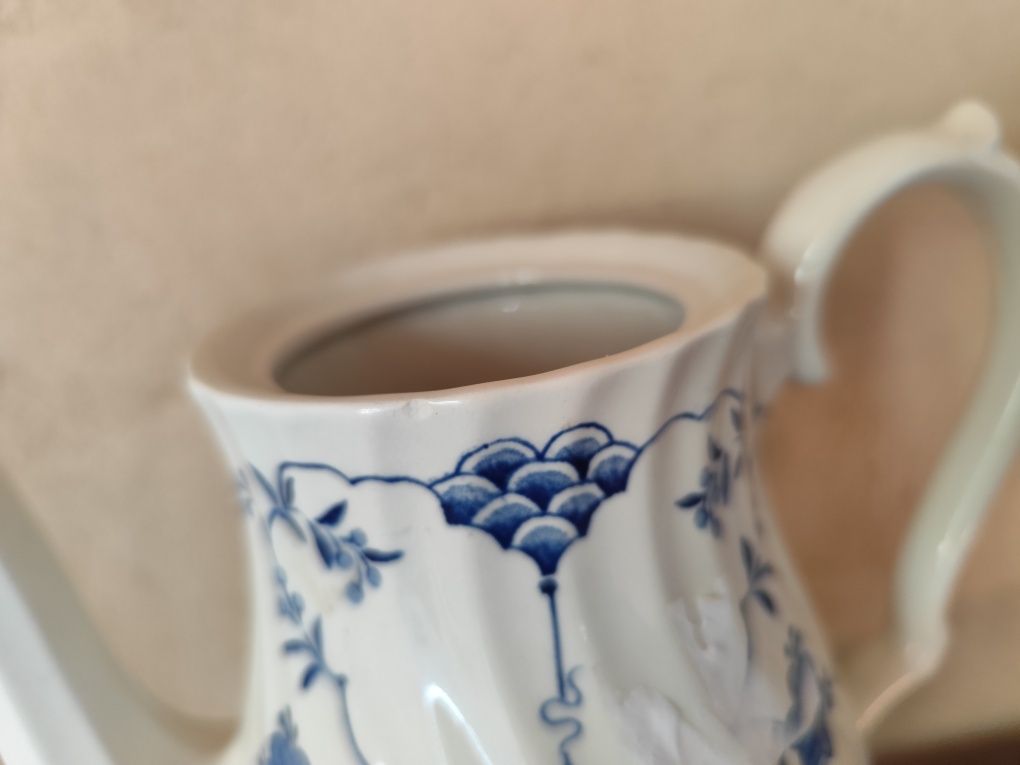 Dzbanek porcelanowy z przykrywką wysokość 24 cm