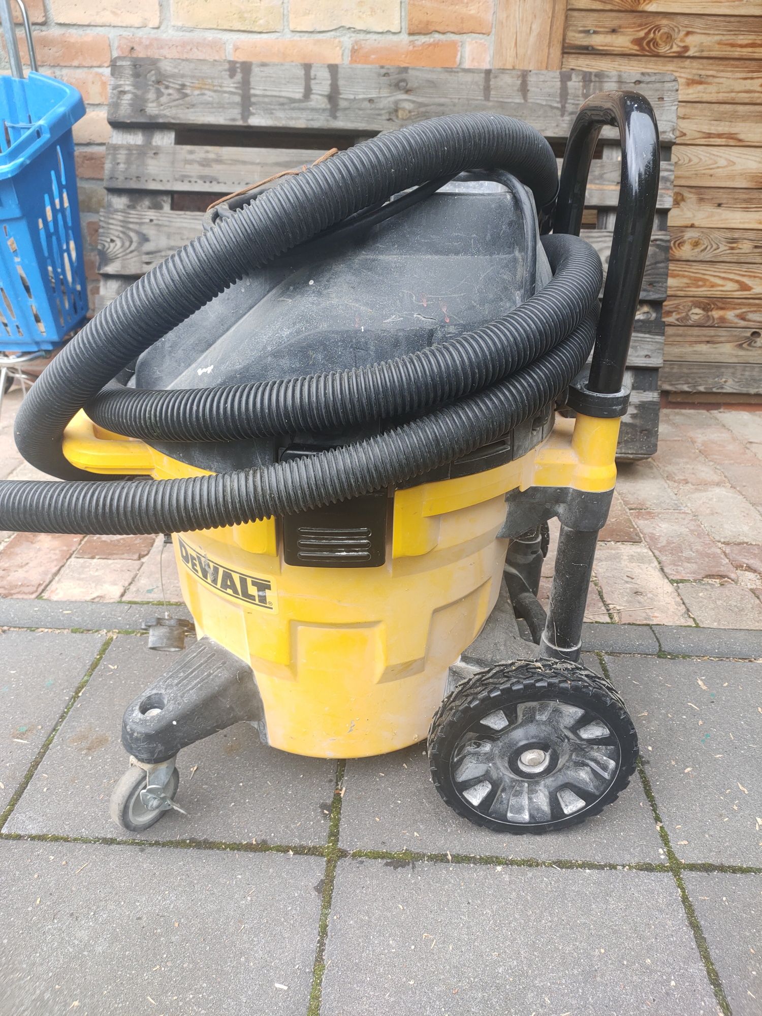 Odkurzacz przemysłowy DeWalt z gniazdem Dwv902m