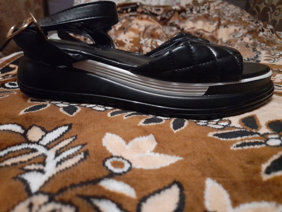 Босоніжки  б/у  39 розмір