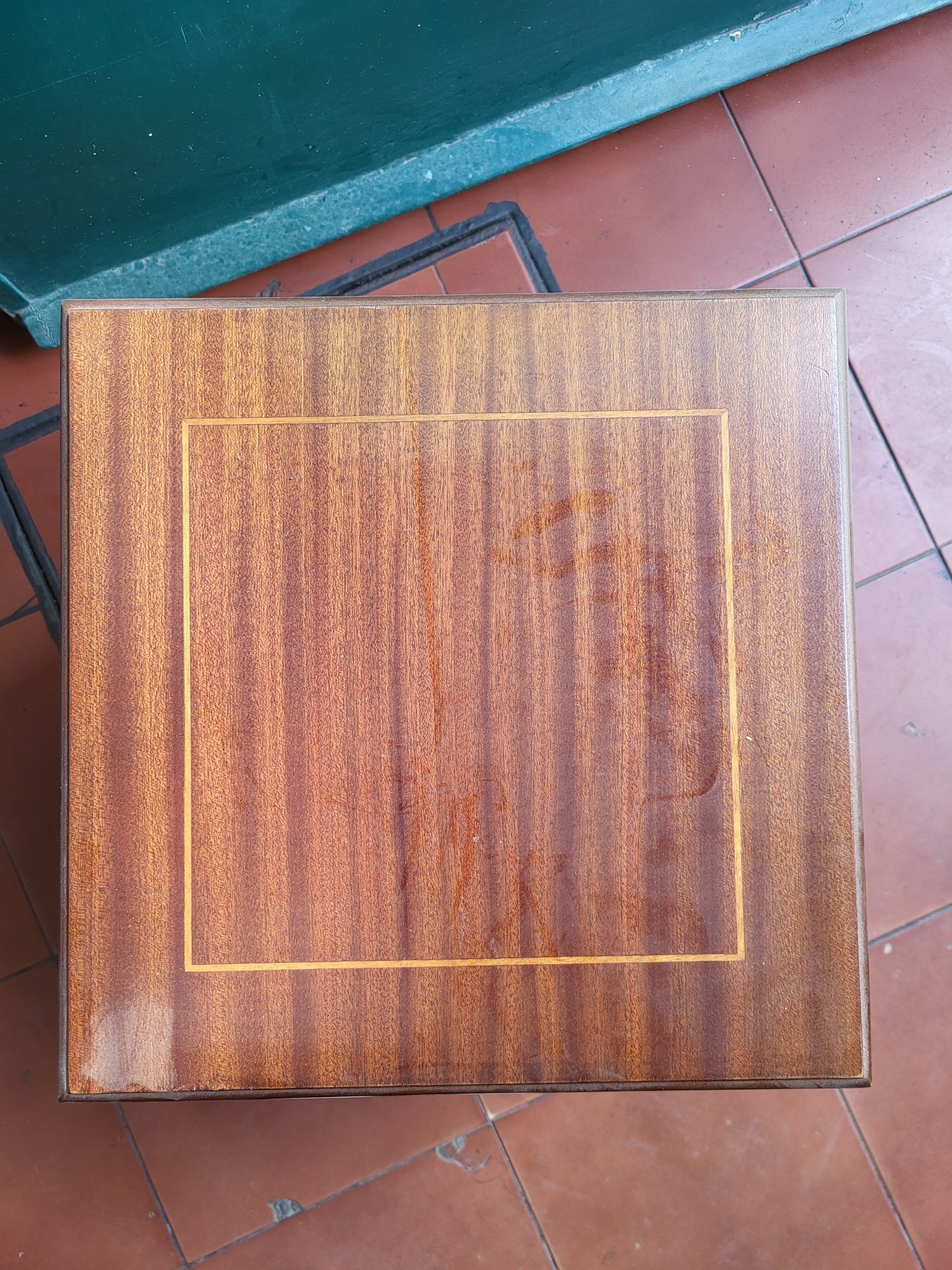 Suporte Rotativo de CD's em Madeira