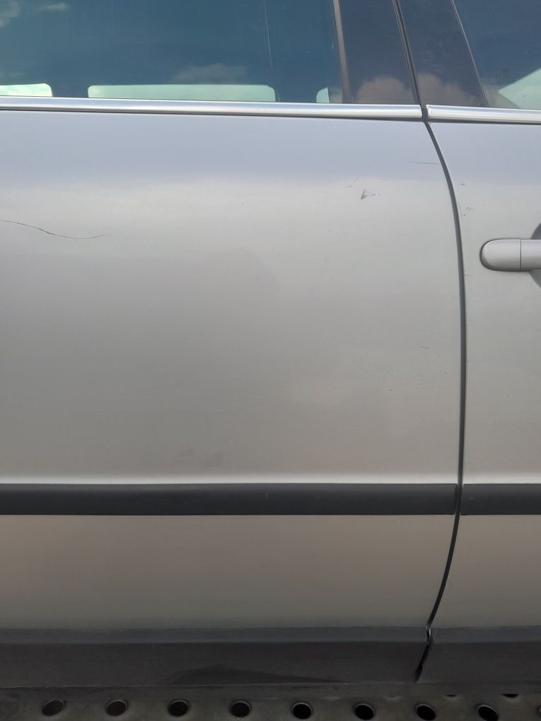Drzwi prawy tył passat b5 fl kombi kod lakieru LA7W