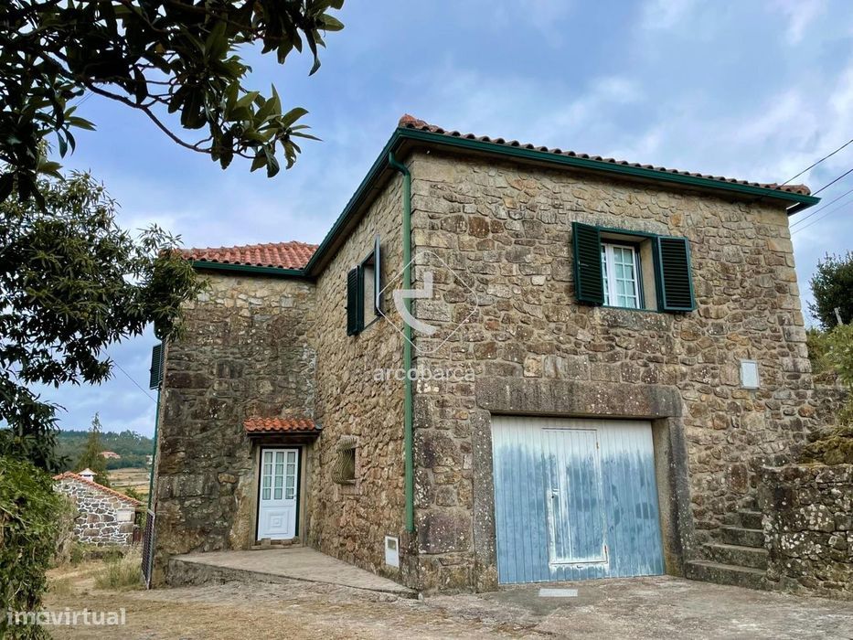 Moradia T2+1, pronta a habitar, em pedra, na freguesia de Cunha, Pared