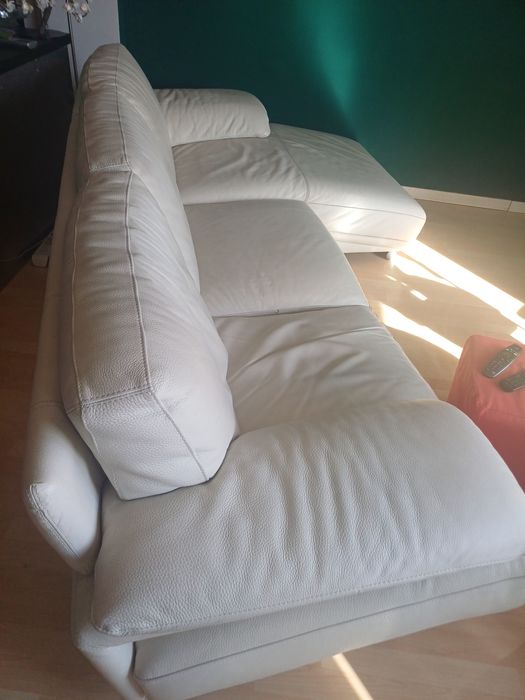 Sofa em pele branca  com ligeiras marcas de uso   3 lugares e chaiselo