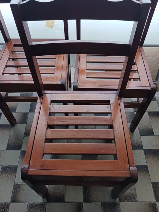 Três cadeiras em madeira para sala ou cozinha