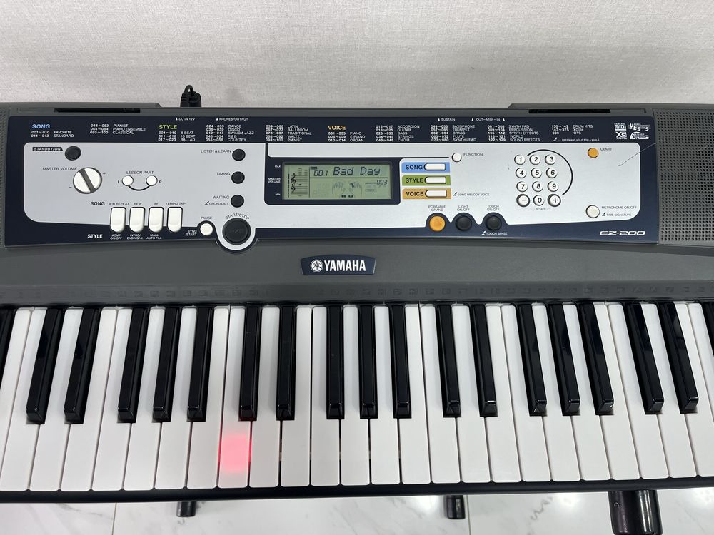 Синтезатор YAMAHA EZ-200 /портативная клавиатура/Идеальна для обучения