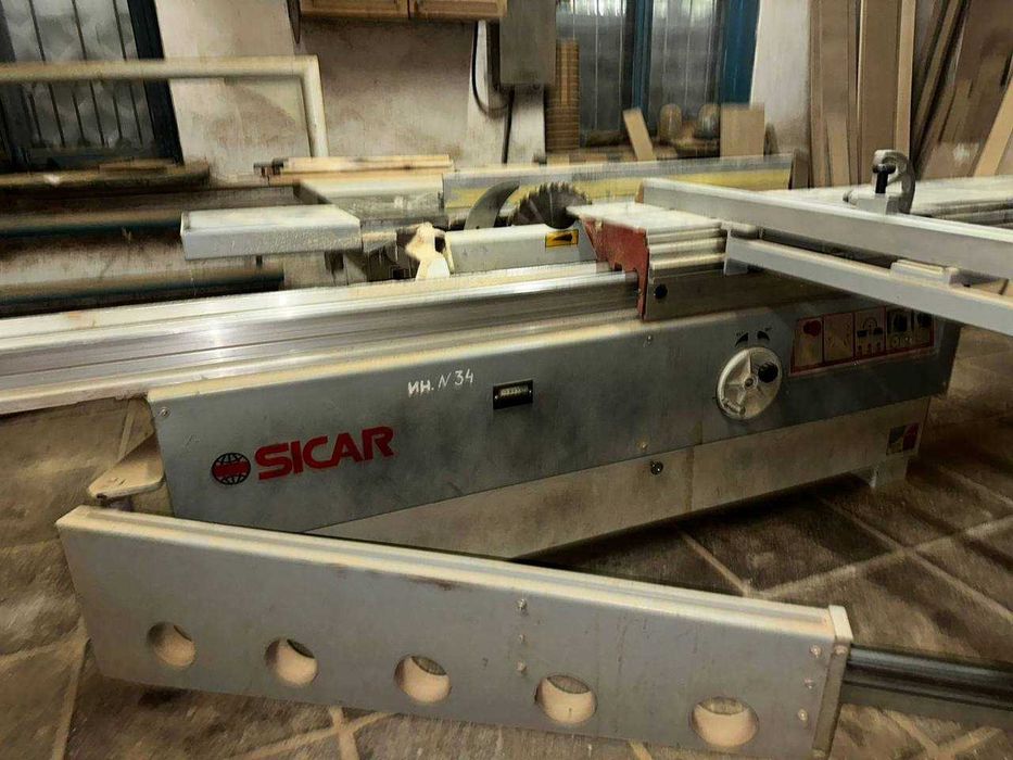 Форматно-розкрійний верстат з рухомою кареткою