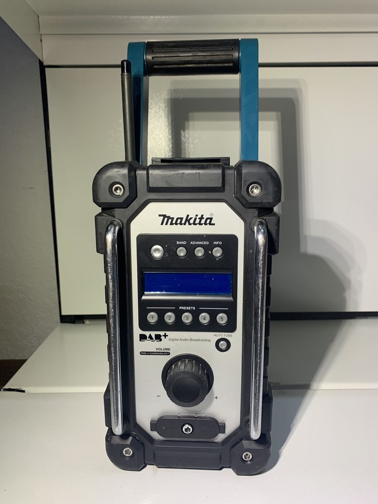 Радио Радиоприемник аккумуляторный Makita DMR110