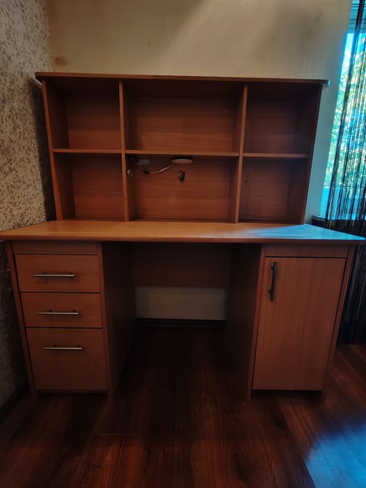 Компьютерний стіл для навчання