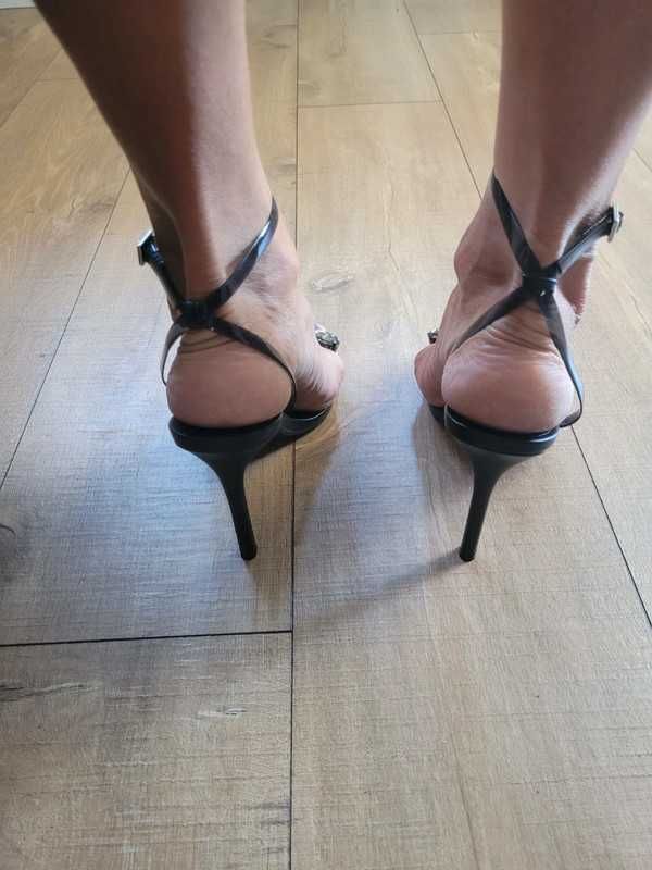 Winylowe buty na obcasie z kamieniami
