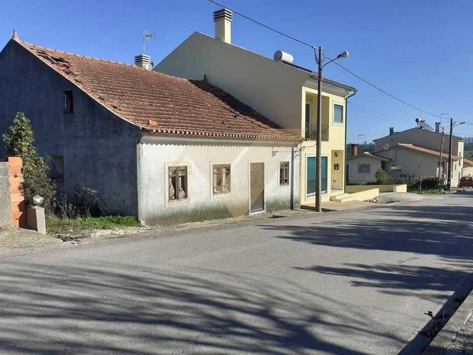 Moradia para restauro localizada em Casal do Bolho Cantanhede