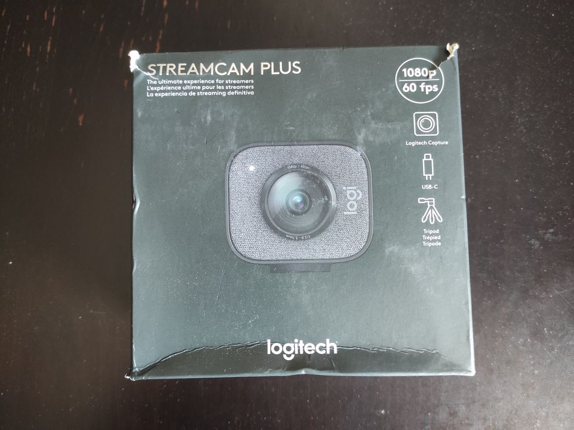 Веб-камера Logitech StreamCam Plus Graphite з додатковим обладнанням.