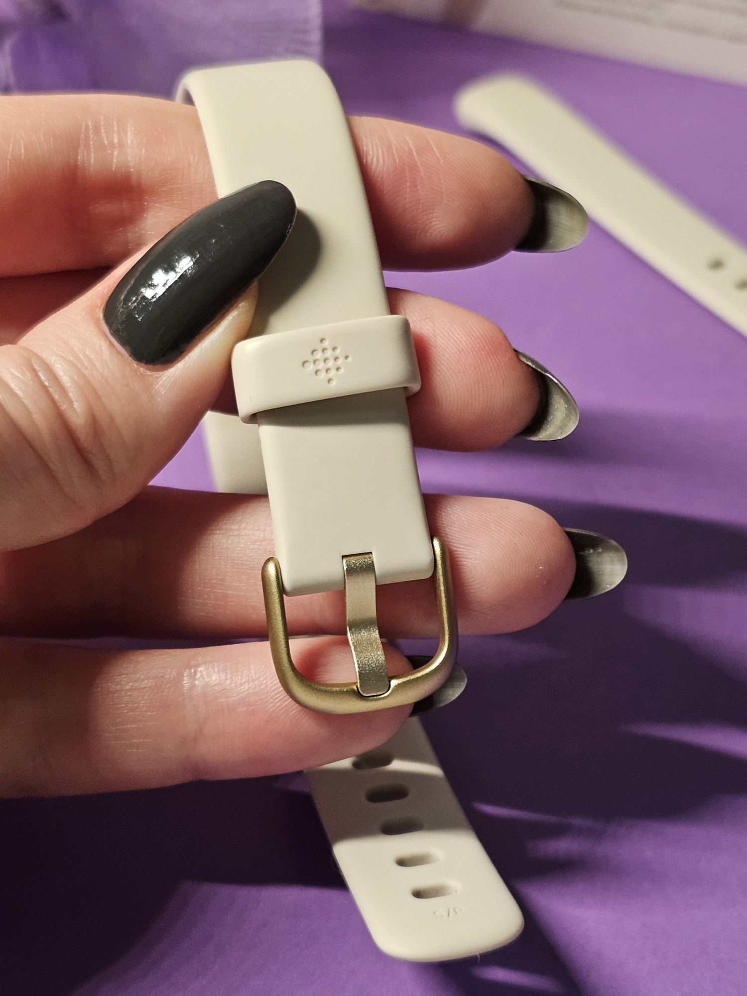 Fitbit Luxe Lunar White - найелегантніший фітнес-браслет