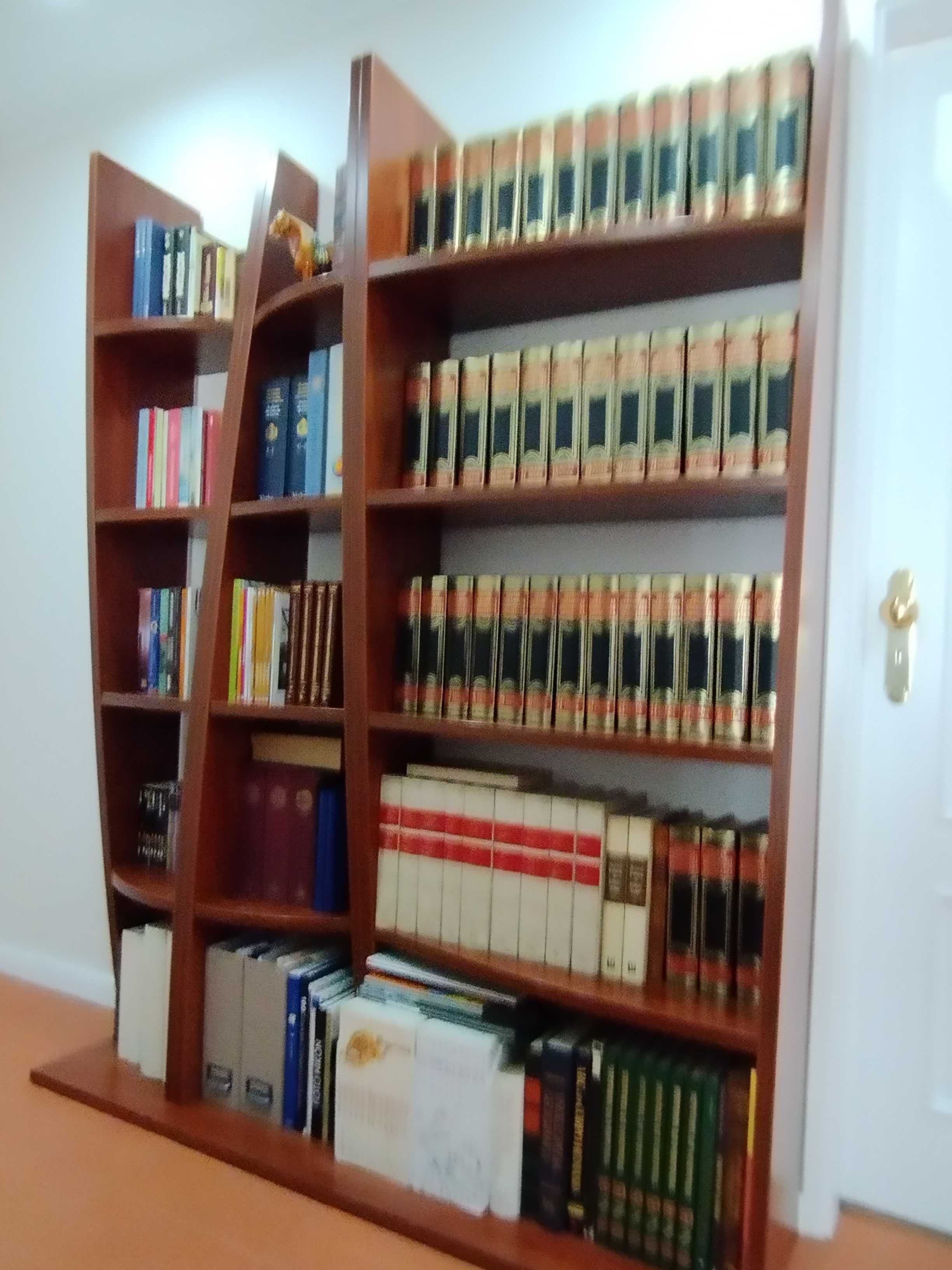 Estante para sala em mogno